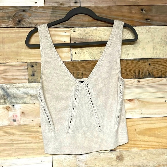 Banana Republic size medium cream color sleeveless crop v-neck sweater tank - Picture 1 of 6